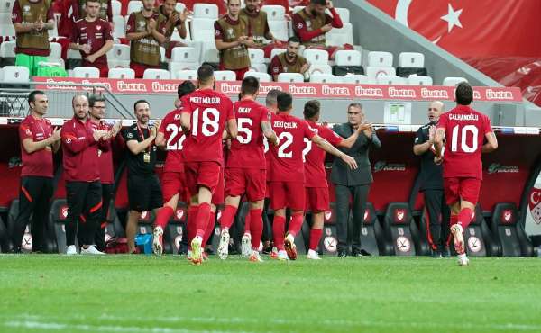 Milliler gol sevincini Şenol Güneş ile paylaştı