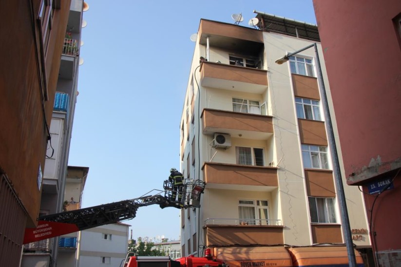 Binada kan yangnda yatalak kadn kapy krarak kurtardlar