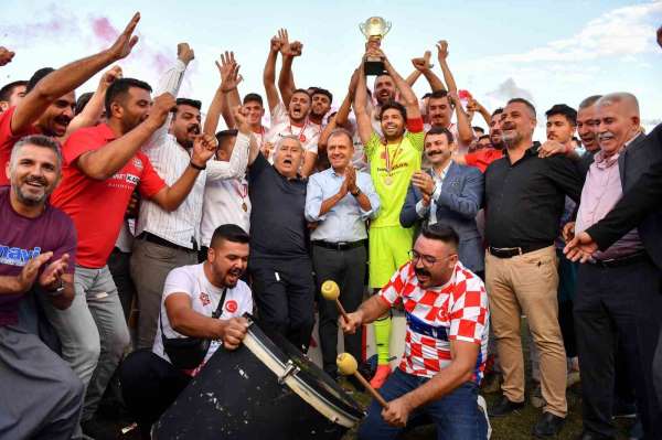 Seçer, 30 Ağustos Zafer Kupası Futbol Turnuvası'nın ödül törenine katıldı