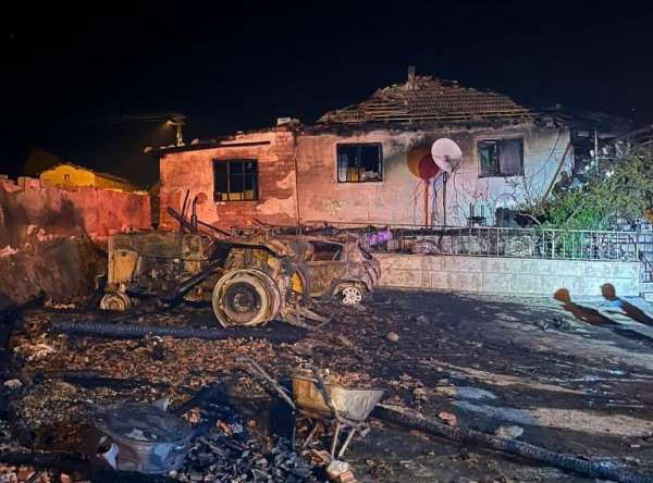 Amasya'da evin garajında çıkan yangında otomobil ve traktör kullanılmaz hale geldi
