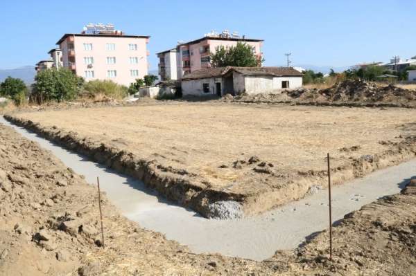 Başkan Ercan, halı saha yapımına başladıklarını duyurdu