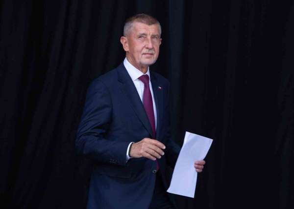 Çekya'nın eski Başbakanı Babis'e miting sırasında koltuk değnekli saldırı