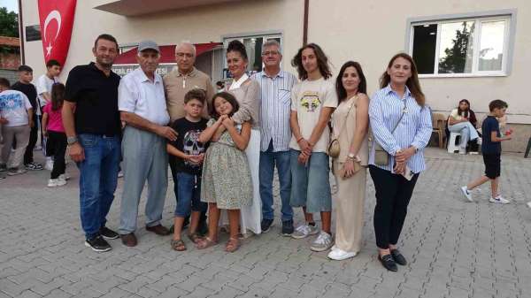 Demirbilekli çocuklara Almanya'dan sürpriz oyuncak yağmuru