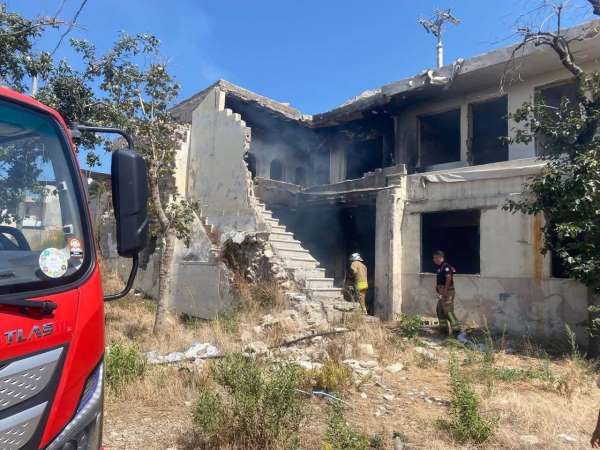 Antakya'da metruk bina yangını kontrol altına alındı