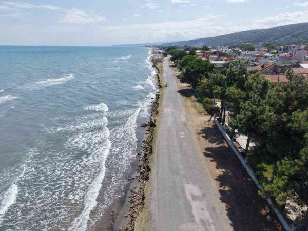 Samsun'da kıyı erozyonu yola kadar ulaştı, yapıları tehdit ediyor