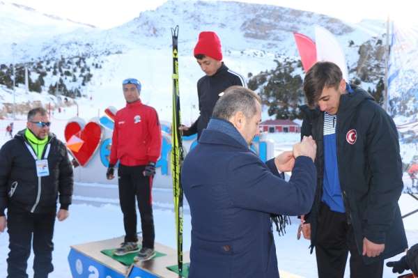 Kayakla Oryantiring Türkiye Şampiyonasında dereceye giren sporculara madalyaları