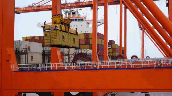 Bakan Karaismailoğlu: '2021'de elleçlenen konteyner miktarı 12,5 milyon TEU'yu aştı'