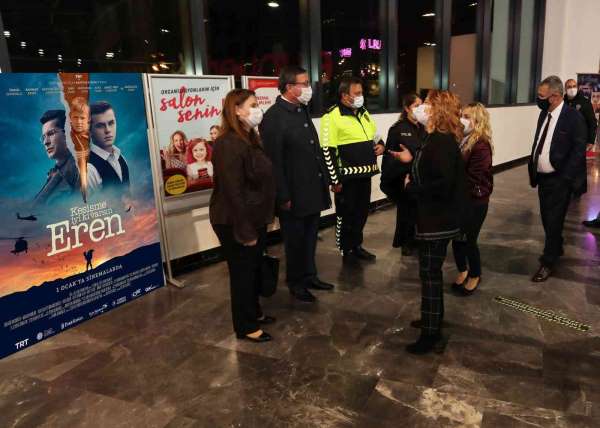 Bursa Emniyet Müdürü şehit aileleriyle birlikte 'Kesişme, İyi ki Varsın Eren' filmini izledi