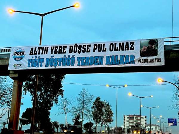 Trabzonspor taraftarları Abdullah Avcı için pankart astı