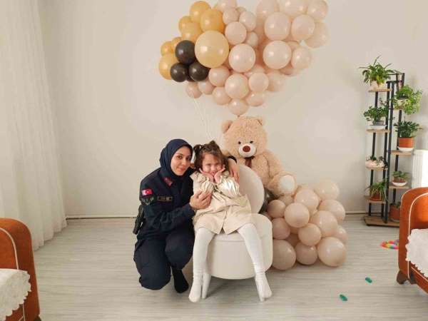 Şehit kızı Asya'ya Jandarma'dan duygulandıran sürpriz