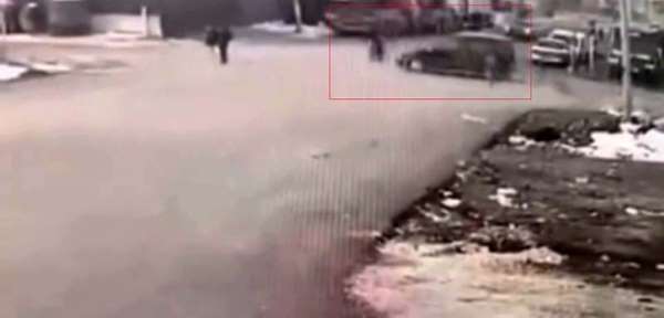 Gaziantep'te ilginç kaza: Hafif ticari araç motosiklete, motosiklet yayaya çarptı