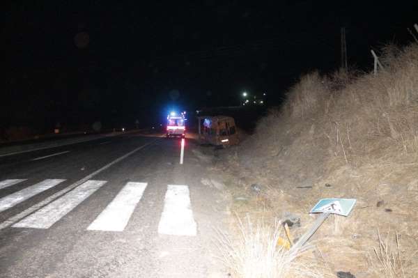 Kaçak göçmenleri taşıyan minibüs kaza yaptı: 1 ölü, 4'ü ağır 12 kişi yaralı