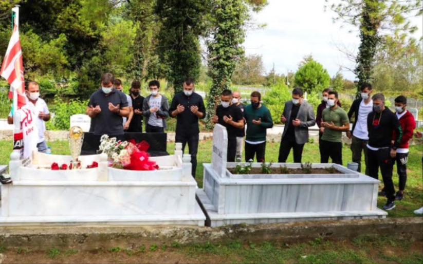 Samsunspor şampiyonluk kupasını Batuhan Yılmaz'ın mezarına götürdü