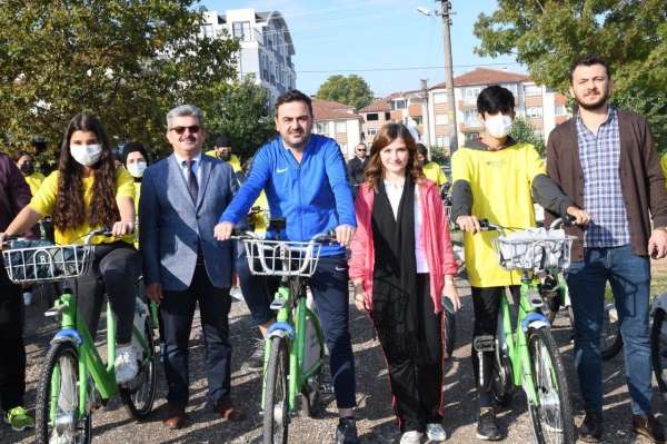 Başkan Özlü, yürüyüş ve bisiklet yolunu gençlerle açtı