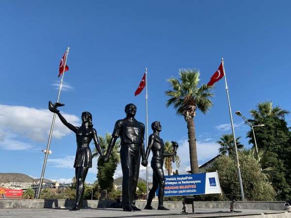 Kuşadası'daki Atatürk heykeli aslına uygun olarak yenilendi