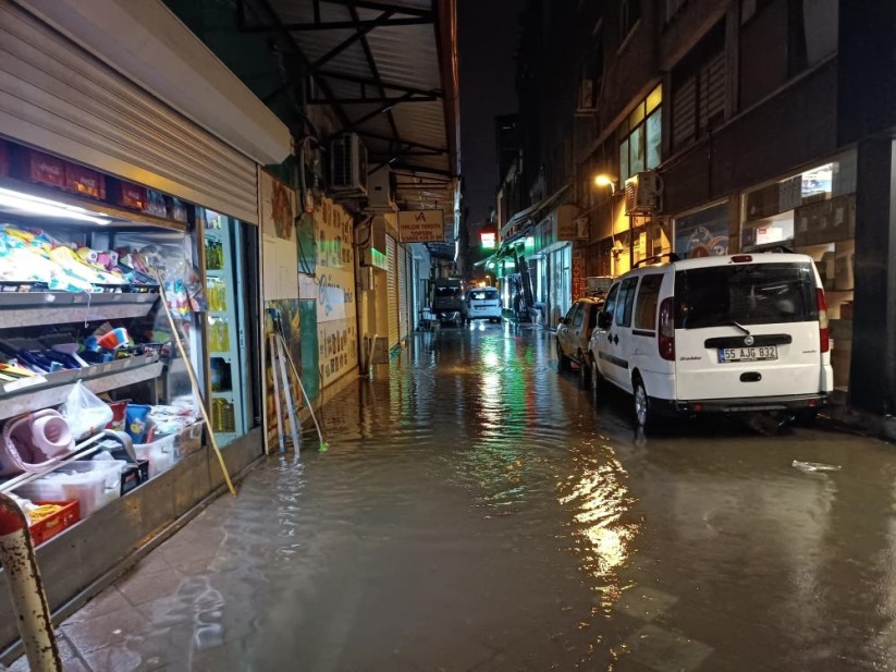 Samsun'da sağanak yolları göle çevirdi