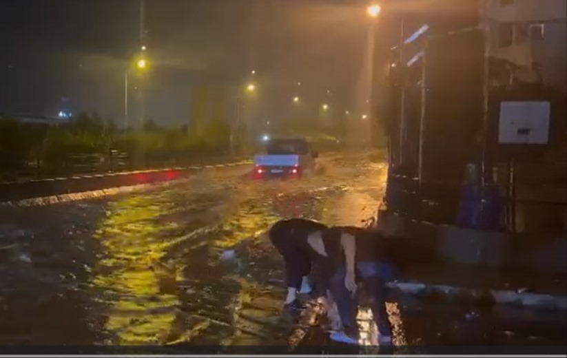 Vatandaş, sel sularıyla tıkanan yollarda belediyenin görevini yaptı!