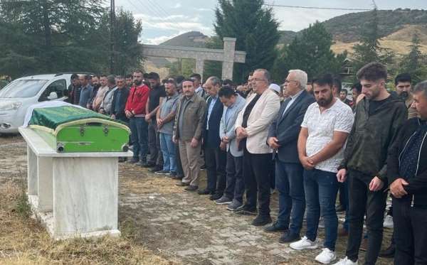 Amasya'daki otobüs kazasında hayatını kaybeden 2 üniversite öğrencisi Çorum'da defnedildi
