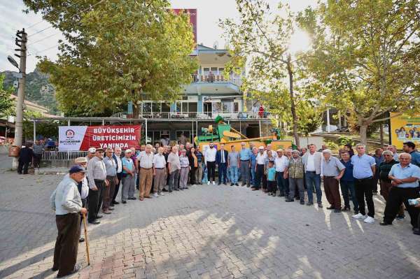 Bozkurtlu çiftçilere tohum eleme makinesi ve katı gübre dağıtma römorku hibe edildi