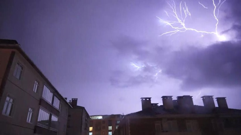 Samsun'da şimşek ve yıldırımlar gökyüzünü aydınlattı