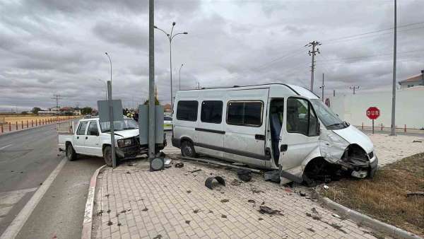 Karaman'da minibüs ile kamyonetin çarpıştığı kaza kamerada: 1 yaralı