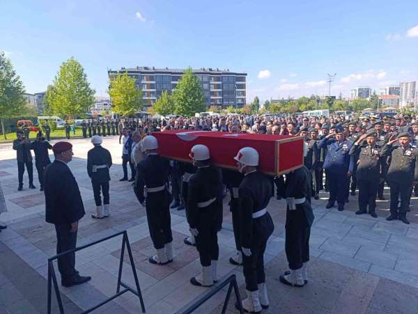 Kıbrıs'ta kazada şehit olan teğmen memleketi Afyonkarahisar'da son yolculuğuna uğurlandı