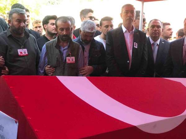 Şehit polis memleketi Şanlıurfa'da gözyaşları arasında defnedildi