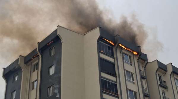 Alev alev yanan binadaki yangın kontrol altında