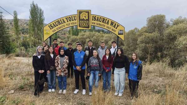 Bozkır'a yeni gelen üniversite öğrencilerine doğa yürüyüşü