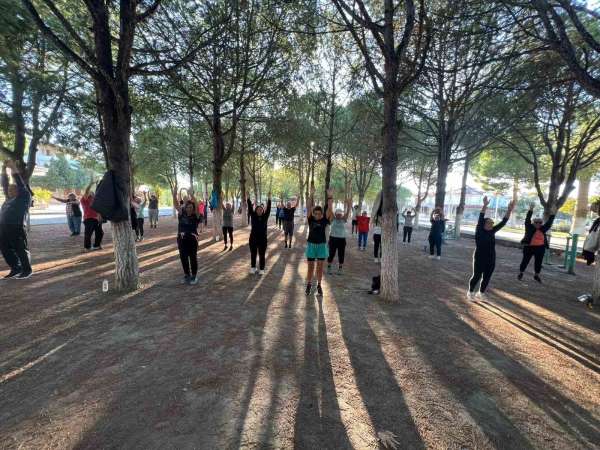 Kuşadası'nda vatandaşlar güne sporla başladı