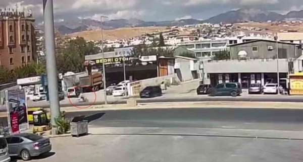 Silopi'de feci kaza kamerada: Otomobil 15 yaşındaki çocuğun üzerinden geçti