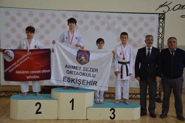 Genç sporcudan anlamlı pankart