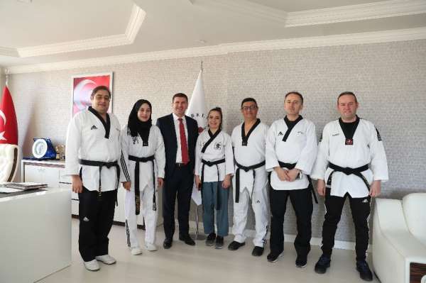 Taekwondoculardan Başkan Ercengiz'e ziyaret 
