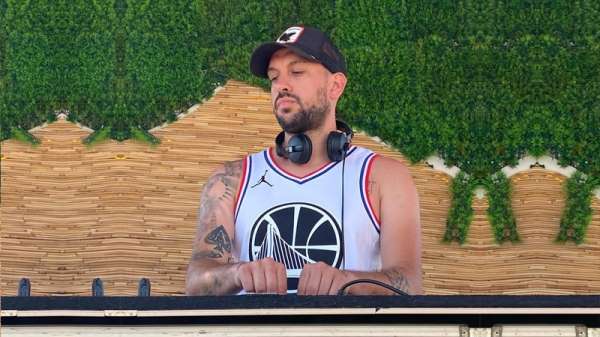 DJ Anıl Canbıçakoğlu, korona günlerini yeni çalma listeleri hazırlayarak değerlendirdi 