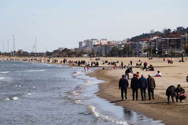 Samsun 26,5 dereceyi gördü, vatandaşlar sahillere akın etti