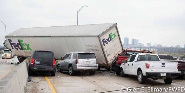 Teksas'ta 70'den fazla aracın karıştığı zincirleme kazada ölü sayısı 5'e yükseldi 