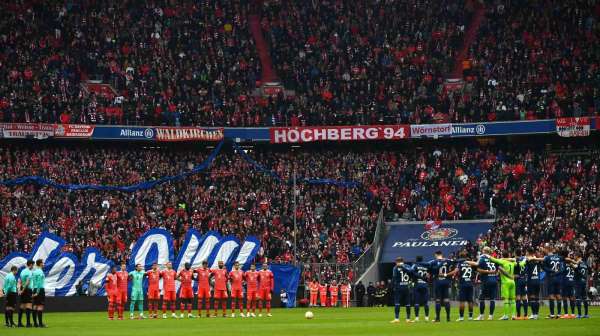 Allianz Arena'da depremde hayatını kaybedenler için saygı duruşu