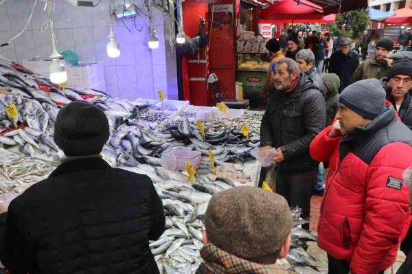 Karadeniz'deki fırtına balık avını aksattı, tezgahlar buzhane balıklarına kaldı