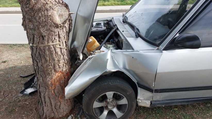Samsun'da ağaca çarpan araç hurdaya döndü: 1 yaralı
