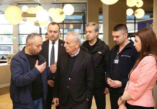 Küçükçekmece Belediye Başkanı Kemal Çebi, silahlı saldırıda yaralanan Ebru Güneş'i hastanede ziyaret etti