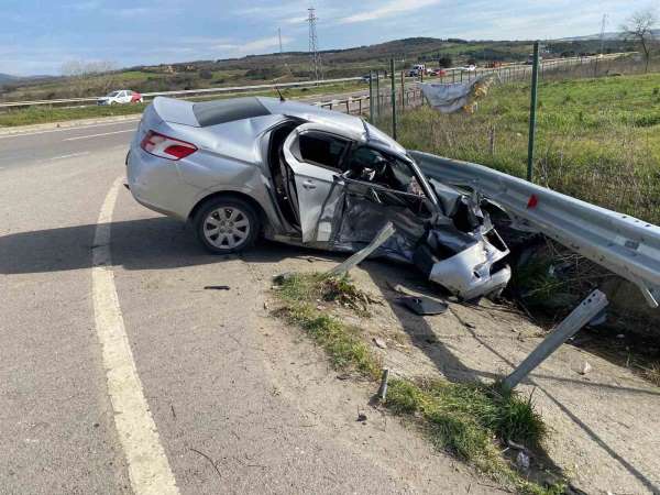 Pendik'te 2 otomobilin çarpıştığı kazada 3 kişi yaralandı