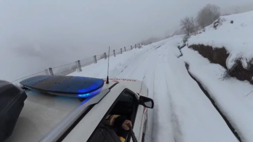 Samsun'da ateşi çıkan bebek için sağlık ekipleri karlı yolları aştı