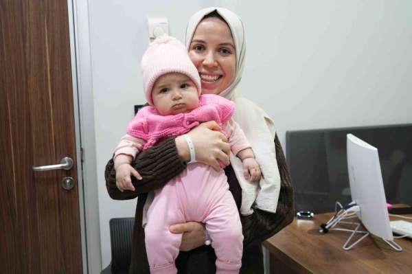 Anne ve bebeği birbirine bağlayan ameliyat