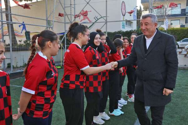 Güzelbahçe Kız Futbol Takımı'ndan iddialı başlangıç