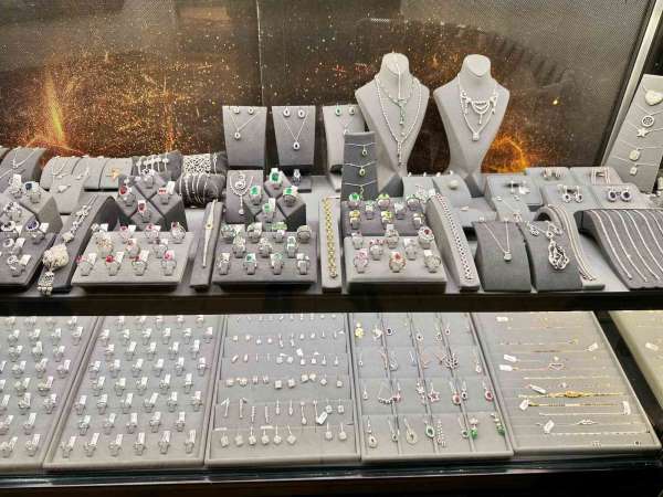 Sevgililer Günü öncesi Kapalıçarşı'da alışveriş hareketliliği başladı