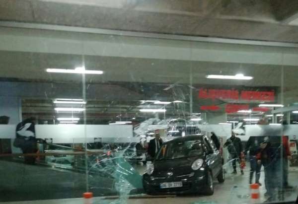 Avcılar'da otoparkta kaza: Sürücü AVM'ye daldı 