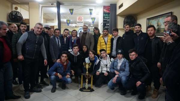 Başaranspor şampiyonluğu Başkan Hürriyet'le kutladı 