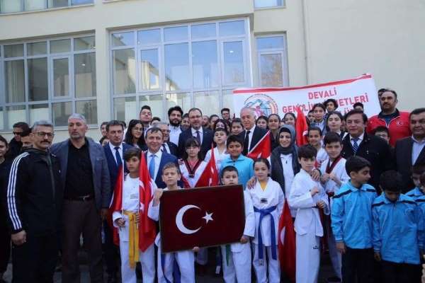 Gençlik ve Spor Bakanı Kasapoğlu'na Develili gençlerden anlamlı hediye