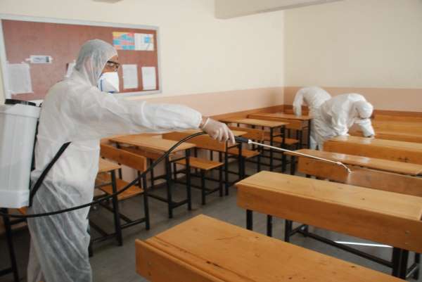 Korona virüse karşı okullar dezenfekte edildi 