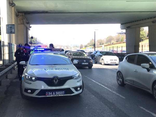 Üst geçitten damlayan su motosikletli polislere kaza yaptırdı: 2 polis yaralı 